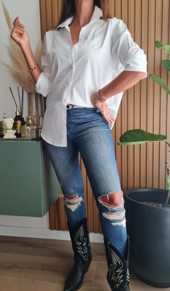 Imagen de Camisa de poplin y lycra con botones y tajos laterales