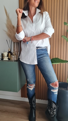 Camisa de poplin y lycra con botones y tajos laterales