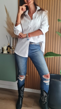 Camisa de poplin y lycra con botones y tajos laterales - comprar online