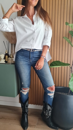 Camisa de poplin y lycra con botones y tajos laterales - tienda online