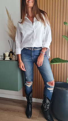Camisa de poplin y lycra con botones y tajos laterales en internet