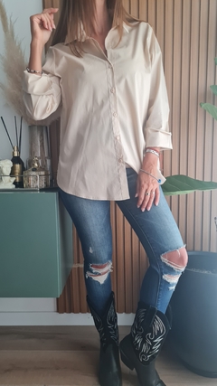 Camisa de poplin y lycra con botones y tajos laterales en internet