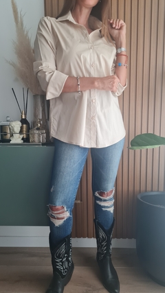 Imagen de Camisa de poplin y lycra con botones y tajos laterales