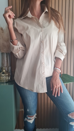 Camisa de poplin y lycra con botones y tajos laterales