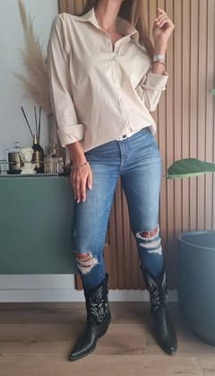 Camisa de poplin y lycra con botones y tajos laterales - comprar online