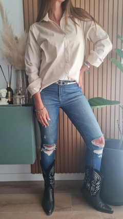 Camisa de poplin y lycra con botones y tajos laterales - tienda online