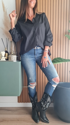 Camisa de poplin y lycra con botones y tajos laterales