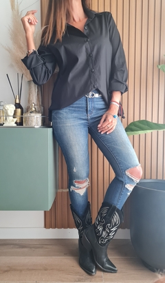 Camisa de poplin y lycra con botones y tajos laterales - tienda online