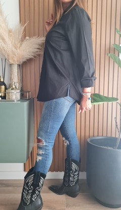 Camisa de poplin y lycra con botones y tajos laterales - She Indumentaria