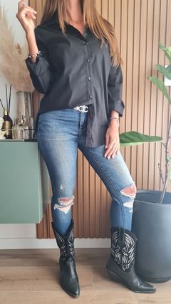 Camisa de poplin y lycra con botones y tajos laterales en internet