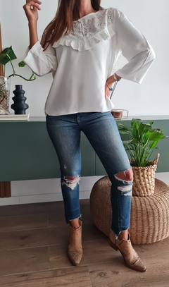 Imagen de Blusa de fibrana con broderie y volados
