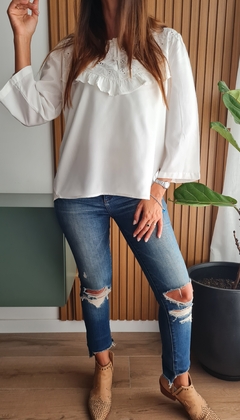 Blusa de fibrana con broderie y volados - tienda online