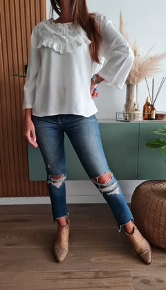 Blusa de fibrana con broderie y volados en internet