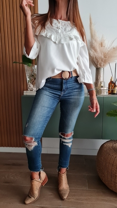 Blusa de fibrana con broderie y volados - comprar online