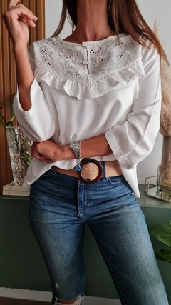 Blusa de fibrana con broderie y volados