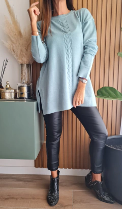 Sweater de bremer con espiga central y tajos laterales - She Indumentaria