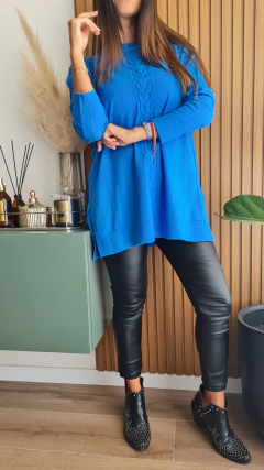 Sweater de bremer con espiga central y tajos laterales en internet