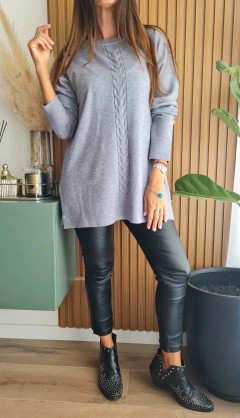 Sweater de bremer con espiga central y tajos laterales