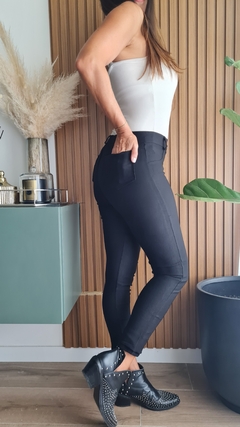 Pantalon de bengalina bolsillos falsos adelante y reales atras - She Indumentaria