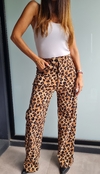 Pantalon de bengalina elastizado tipo wide leg con bolsillos adelante