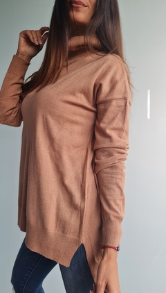 Polera de bremer con tajos laterales y mas larga atrás
