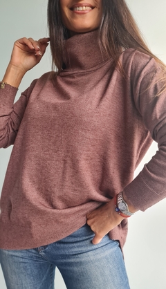 Polera de bremer con tajos laterales y mas larga atrás en internet