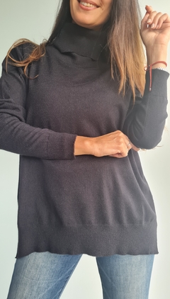 Polera de bremer con tajos laterales y mas larga atrás - She Indumentaria
