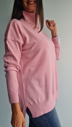 Polera de bremer con tajos laterales y mas larga atrás en internet