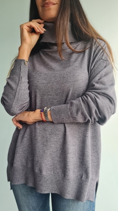 Polera de bremer con tajos laterales y mas larga atrás en internet