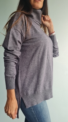 Polera de bremer con tajos laterales y mas larga atrás - She Indumentaria