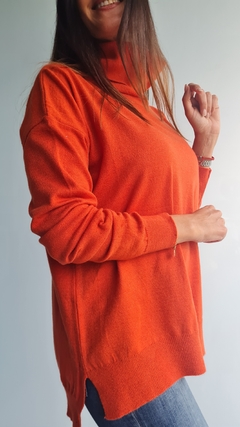 Polera de bremer con tajos laterales y mas larga atrás