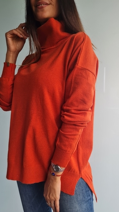 Polera de bremer con tajos laterales y mas larga atrás