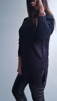 Sweater de bremer con espiga central y tajos laterales