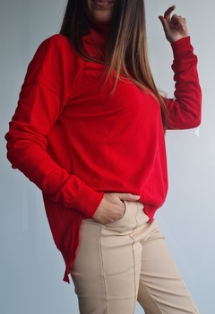 Polera de bremer con tajos laterales y mas larga atrás en internet
