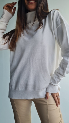 Polera de bremer con tajos laterales y mas larga atrás en internet