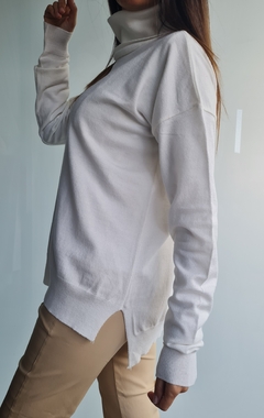 Polera de bremer con tajos laterales y mas larga atrás