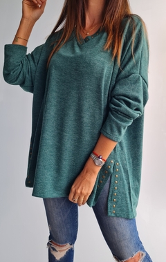 Sweater de lanilla cuello V con tachitas en cuello y en tajos laterales