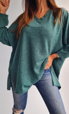 Sweater de lanilla cuello V con tachitas en cuello y en tajos laterales - comprar online