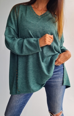 Sweater de lanilla cuello V con tachitas en cuello y en tajos laterales