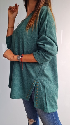 Sweater de lanilla cuello V con tachitas en cuello y en tajos laterales - comprar online