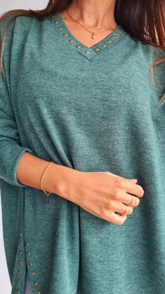 Imagen de Sweater de lanilla cuello V con tachitas en cuello y en tajos laterales