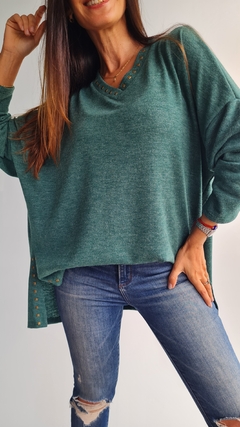 Sweater de lanilla cuello V con tachitas en cuello y en tajos laterales - tienda online