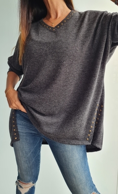 Sweater de lanilla cuello V con tachitas en cuello y en tajos laterales - She Indumentaria