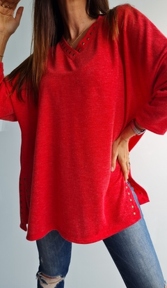 Sweater de lanilla cuello V con tachitas en cuello y en tajos laterales