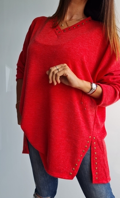 Imagen de Sweater de lanilla cuello V con tachitas en cuello y en tajos laterales