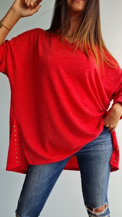 Sweater de lanilla cuello V con tachitas en cuello y en tajos laterales