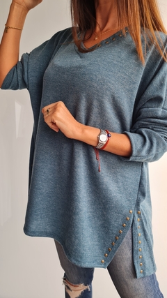 Sweater de lanilla cuello V con tachitas en cuello y en tajos laterales - tienda online
