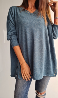 Sweater de lanilla cuello V con tachitas en cuello y en tajos laterales - tienda online