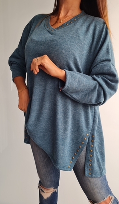 Sweater de lanilla cuello V con tachitas en cuello y en tajos laterales en internet