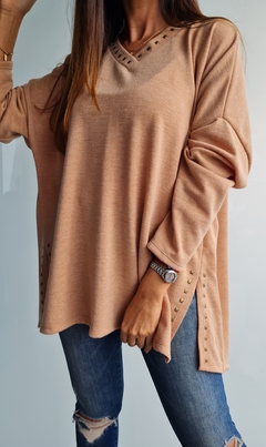 Sweater de lanilla cuello V con tachitas en cuello y en tajos laterales - tienda online